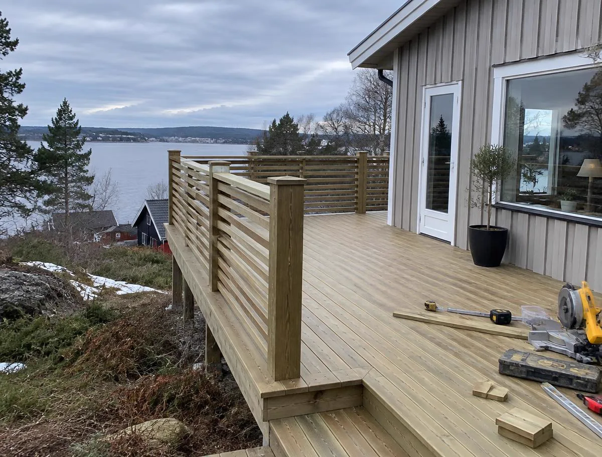Nybyggd altan i trä vid ett hus på Alnö